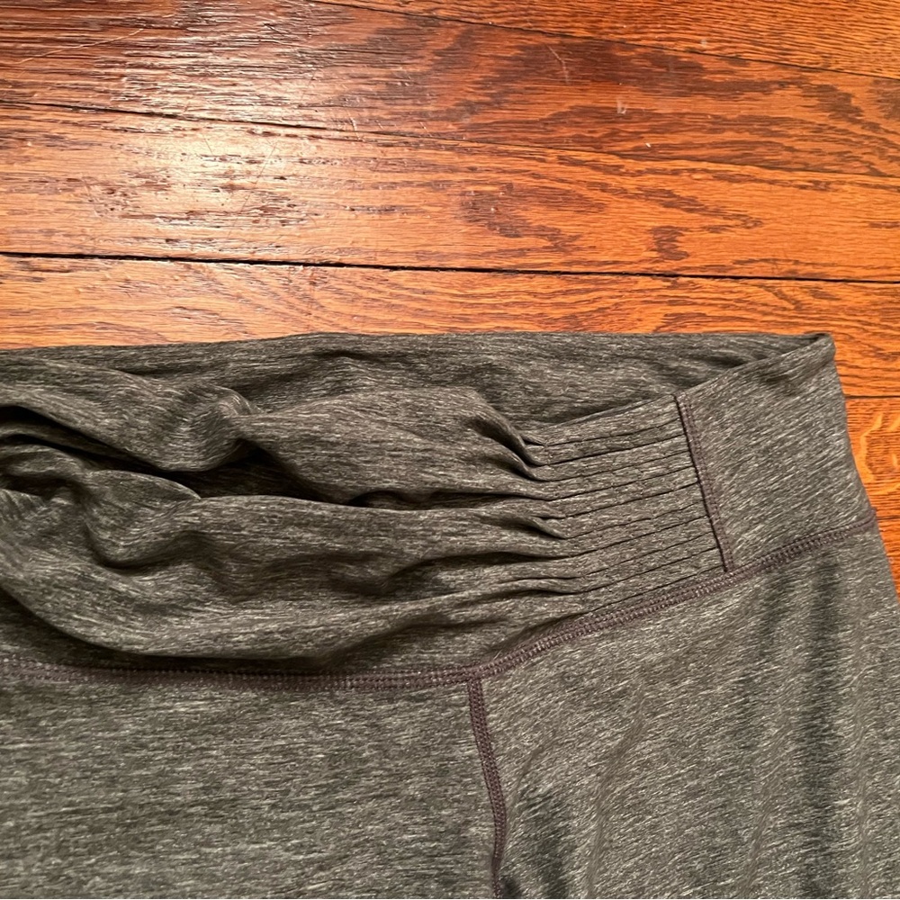 Lululemon Cropped Ruched Waist Band Grey Capri Leggings Women’s Sz 10 VHTF EUC - Picture 7 of 14
